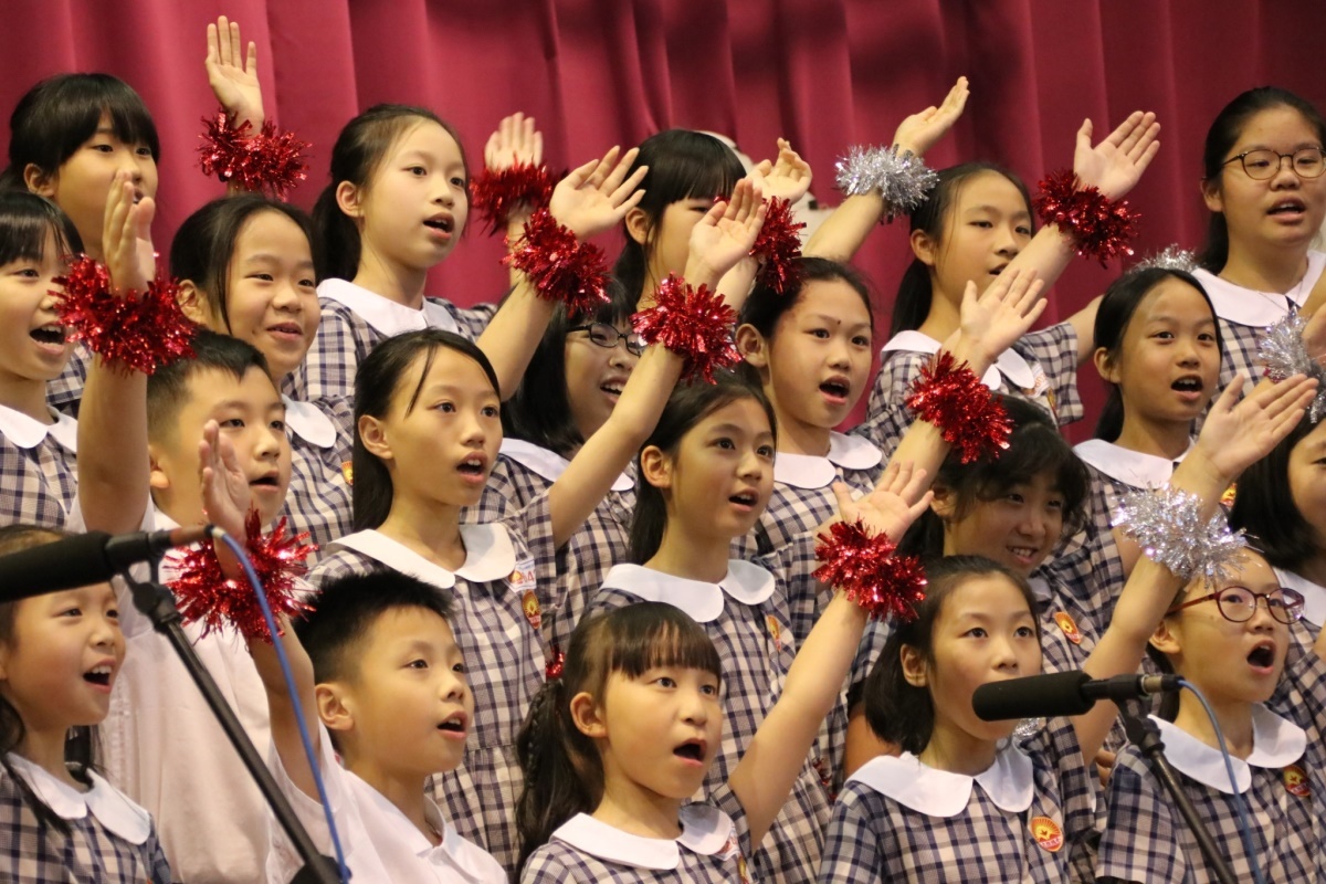 合唱團於校內及社區溫泉季演出，樂音悠揚，歌聲動人